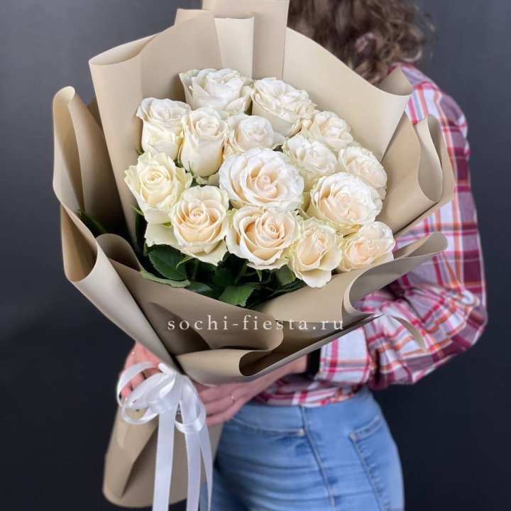 15 белых роз кофе в Благовещенске