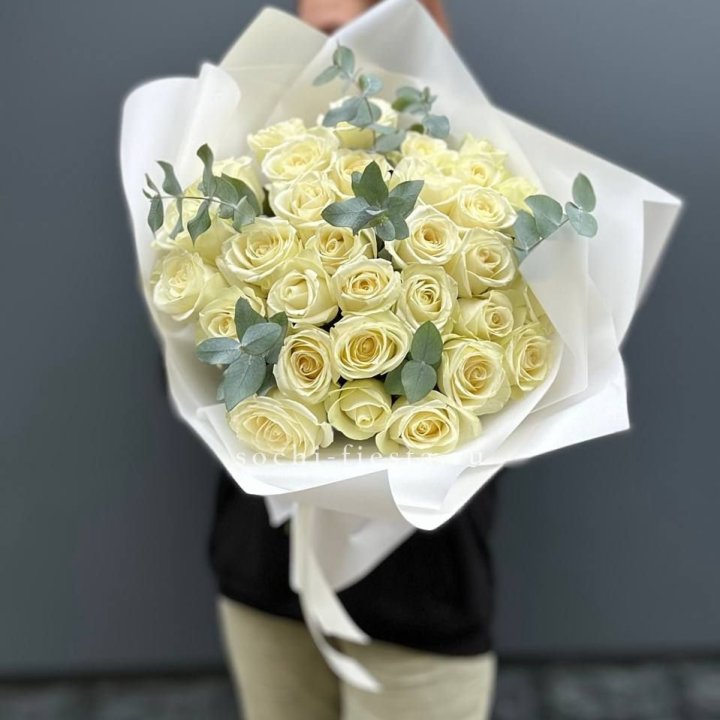 31 белая роза с эвкалиптом в Благовещенске