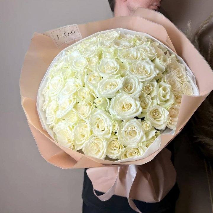 51 белая  роза в оформлении в Благовещенске