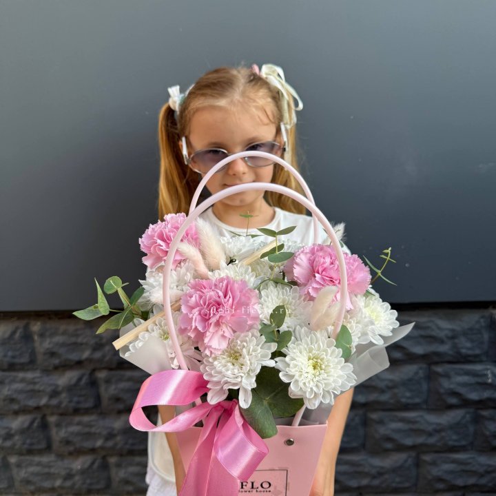 Сумочка из стойких хризантем и диантуса в Благовещенске