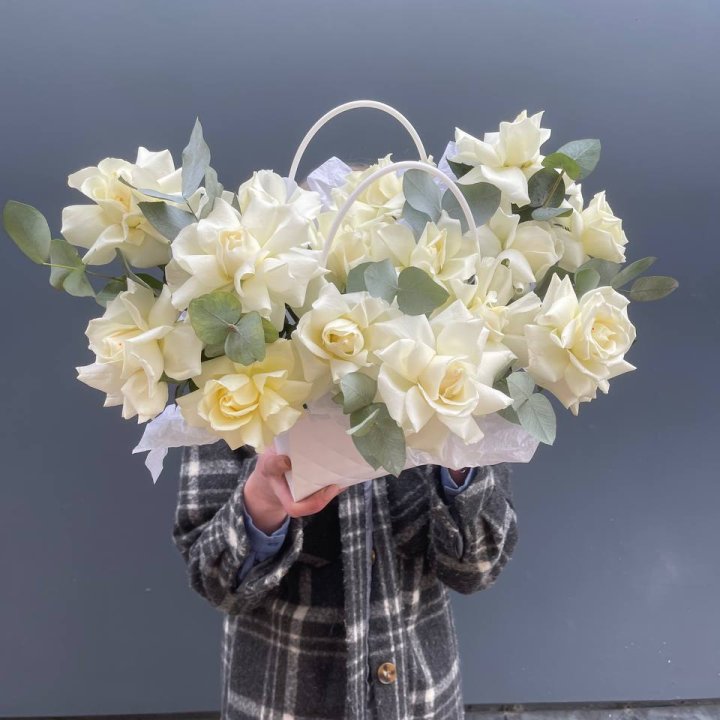 15 белых роз в сумочке в Благовещенске