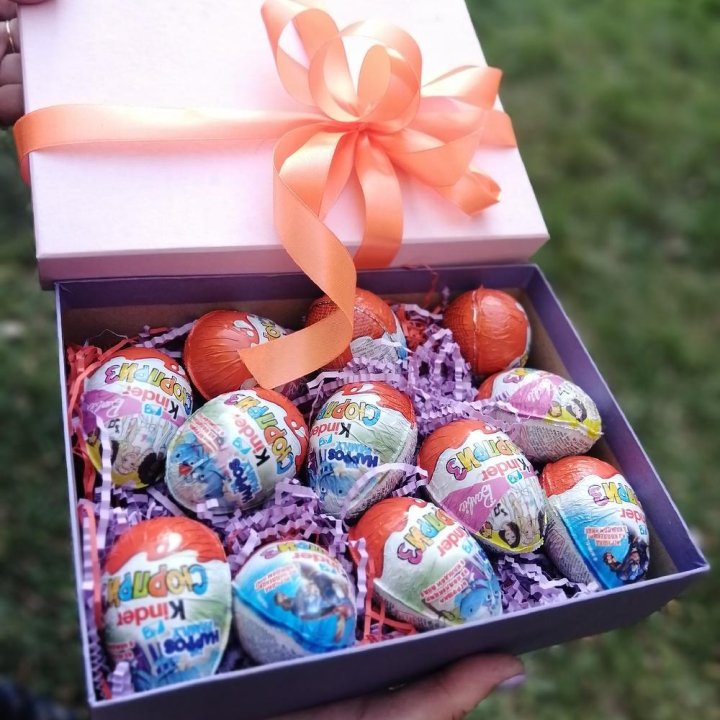 Коробка с киндерами в Благовещенске