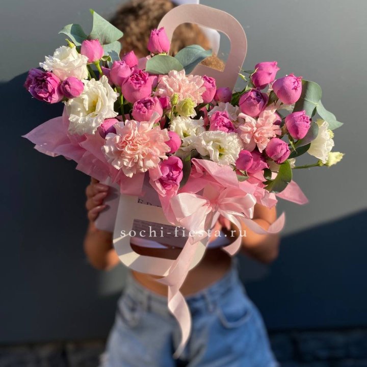 Сумочка с кустовой розой и диантусами в Благовещенске