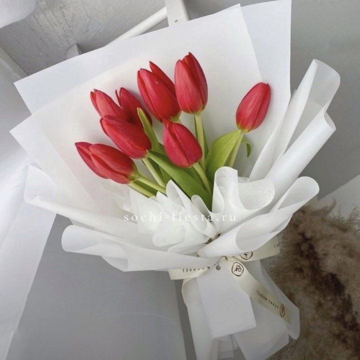 Букет красных тюльпанов в Благовещенске