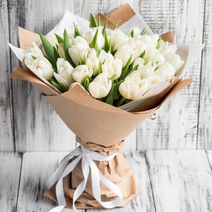 25 белых тюльпанов в Благовещенске