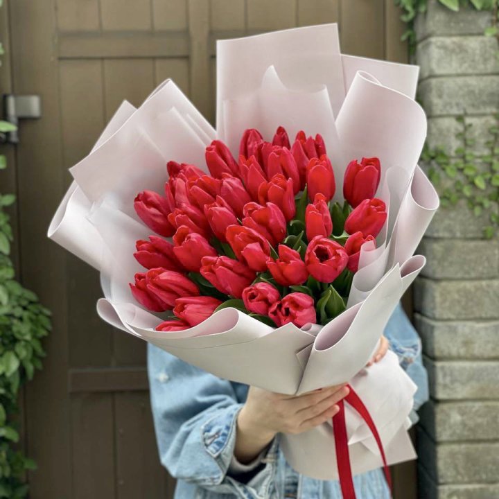 35 красных тюльпанов в Благовещенске