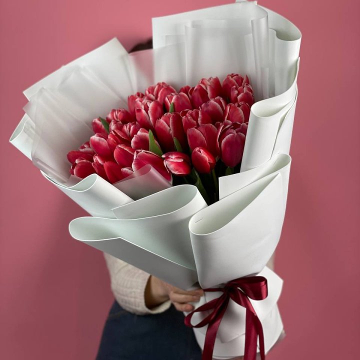 Букет красных тюльпанов в Благовещенске